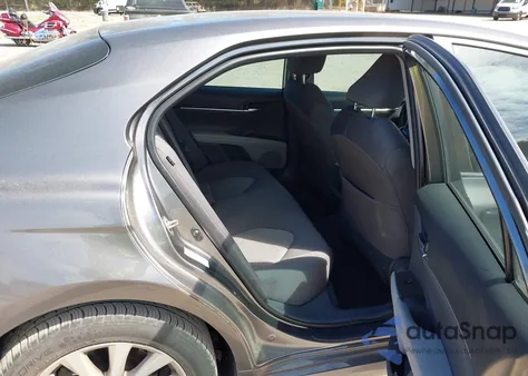 2018 Toyota Camry Le z USA, uszkodzony, nr VIN 4T1B11HK2JU109292